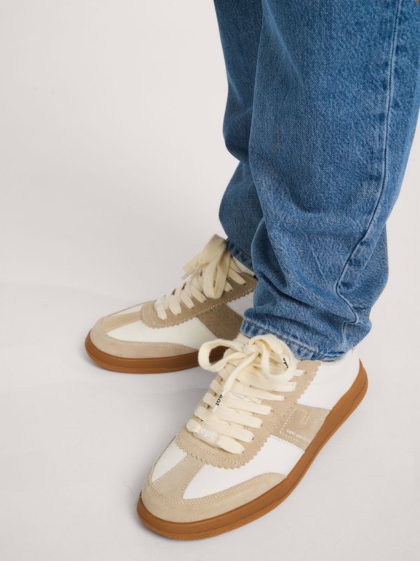 Ontdek de Santos lederen sneakers van East Pacific Trade in de kleur Beige bij Orangebag. Op werkdagen voor 21:45 besteld, morgen in huis.