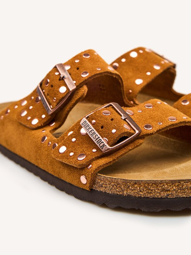 Ontdek de Arizona Rivet suède slippers met studs van Birkenstock in de kleur Camel bij Orangebag. Op werkdagen voor 21:45 besteld, morgen in huis.