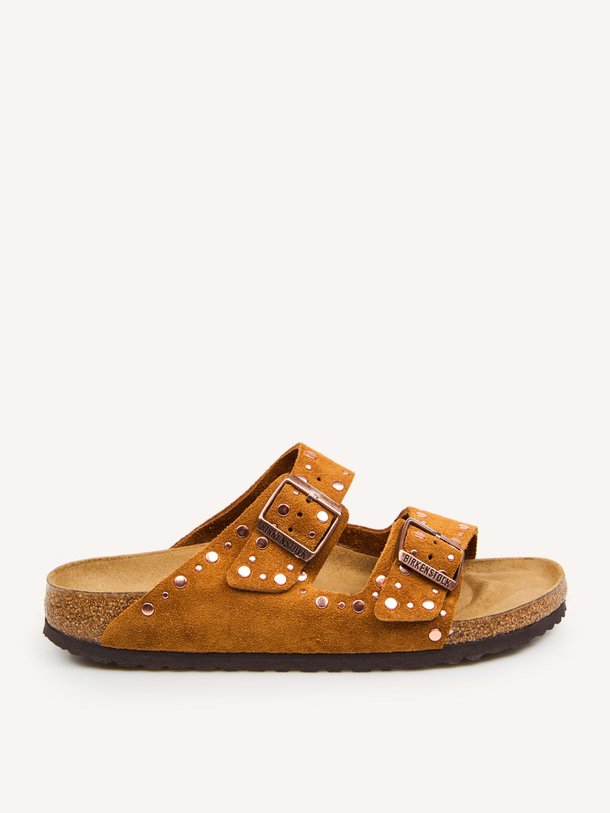 Ontdek de Arizona Rivet suède slippers met studs van Birkenstock in de kleur Camel bij Orangebag. Op werkdagen voor 21:45 besteld, morgen in huis.
