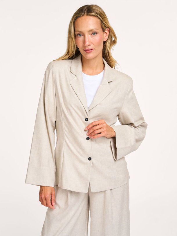 Ontdek de Perre viscosemix blazer van Ruby Tuesday in de kleur zand bij Orangebag. Op werkdagen voor 21:45 besteld, morgen in huis.