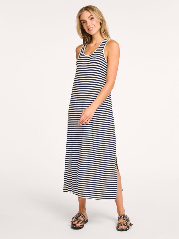 Ontdek de Myla viscosemix maxi jurk met gestreept dessin van Lollys Laundry in de kleur donkerblauw bij Orangebag. Op werkdagen voor 21:45 besteld, morgen in huis.