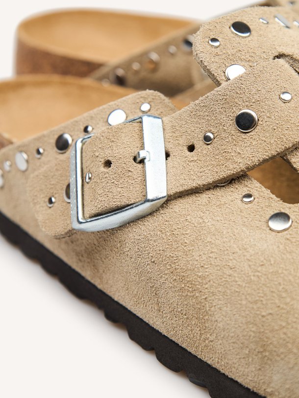 Birkenstock Boston Rivet suède slippers - Taupe Ontdek de Boston Rivet suède slippers van Birkenstock in de kleur Taupe bij Orangebag. Op werkdagen voor 21:45 besteld, morgen in huis.