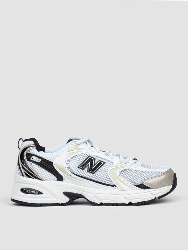 Ontdek de MR530 lederen sneakers met mesh van New Balance in de kleur goudkleur bij Orangebag. Op werkdagen voor 21:45 besteld, morgen in huis.