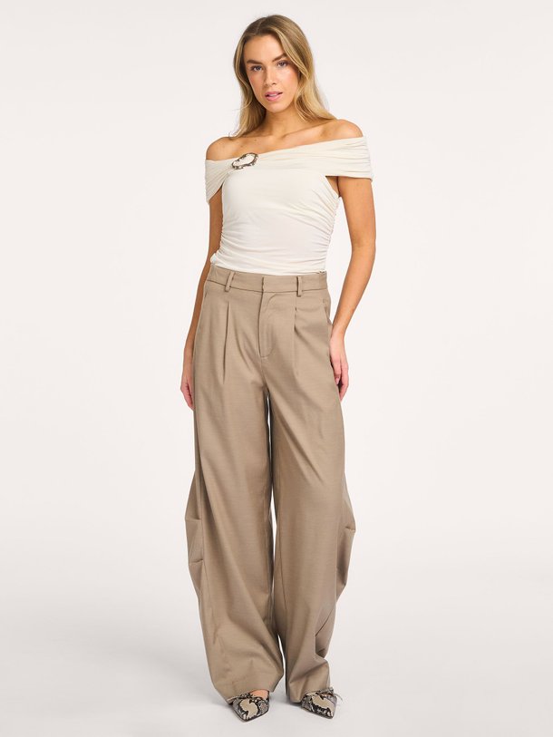 Ontdek de Nella viscosemix barrel fit broek van Gestuz in de kleur Beige bij Orangebag. Op werkdagen voor 21:45 besteld, morgen in huis.
