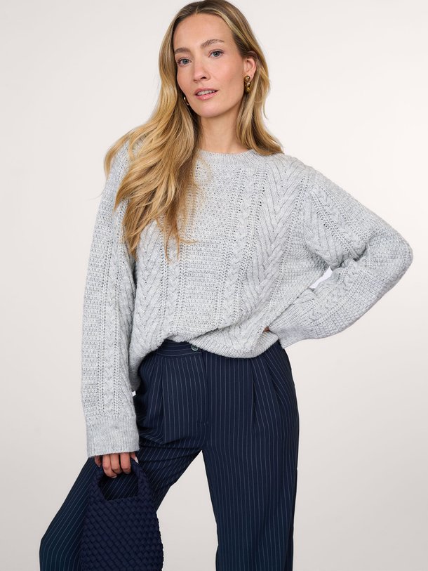 Ontdek de Grannon wolmix trui met kabelpatroon van Modstrom in de kleur grijs bij Orangebag. Op werkdagen voor 21:45 besteld, morgen in huis.