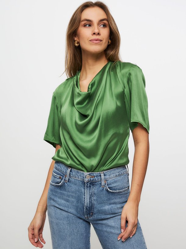 Ontdek de Keswick zijdemix top van Dante 6 in de kleur groen bij Orangebag. Op werkdagen voor 21:45 besteld, morgen in huis.