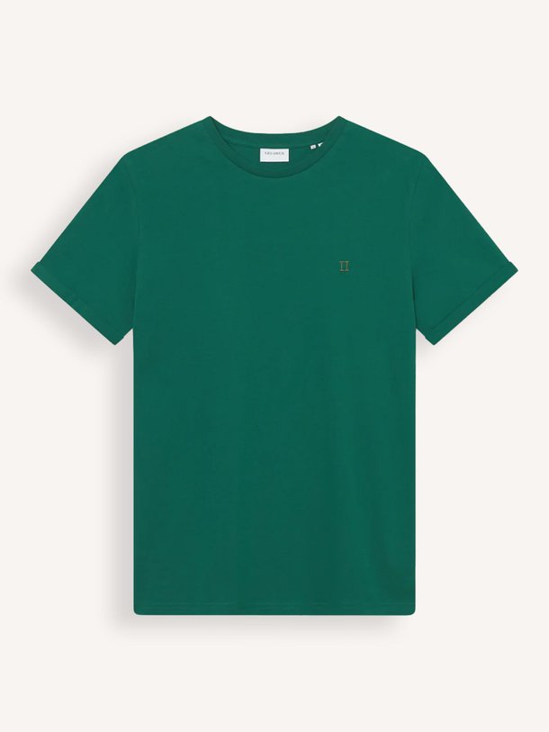 Ontdek de Nørregaard organic cotton T-shirt van Les Deux in de kleur donkergroen bij Orangebag. Op werkdagen voor 21:45 besteld, morgen in huis.
