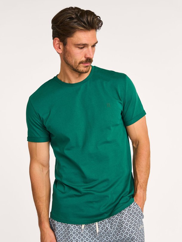 Ontdek de Nørregaard organic cotton T-shirt van Les Deux in de kleur donkergroen bij Orangebag. Op werkdagen voor 21:45 besteld, morgen in huis.