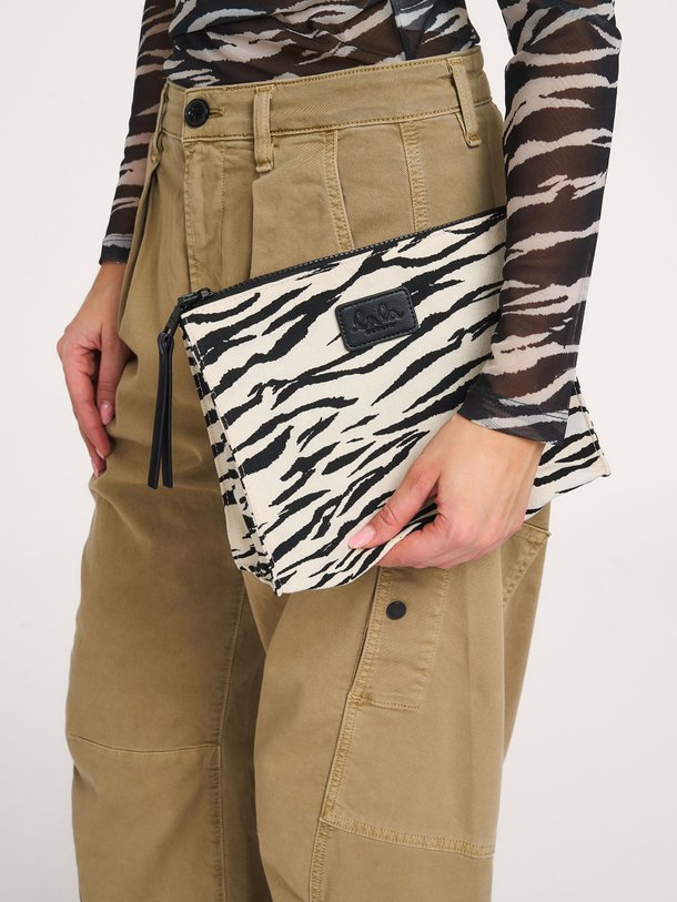 Ontdek de Pili katoenen pouch met print van Lala Berlin in de kleur Off-white bij Orangebag. Op werkdagen voor 21:45 besteld, morgen in huis.