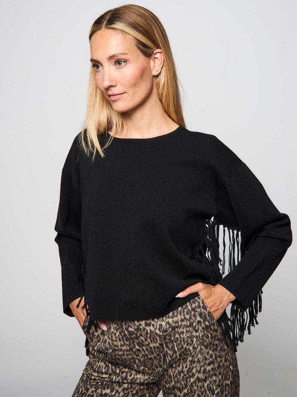 Ontdek de Tagillu viscosemix trui met franjes van Munthe in de kleur zwart bij Orangebag. Op werkdagen voor 21:45 besteld, morgen in huis.