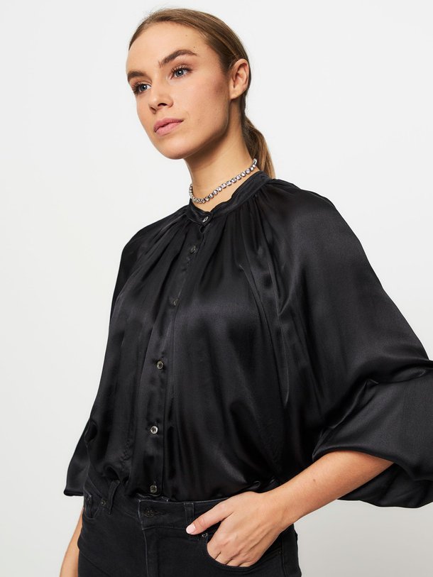 Ontdek de Melissa viscose/zijdemix blouse van Graumann in de kleur zwart bij Orangebag. Op werkdagen voor 21:45 besteld, morgen in huis.