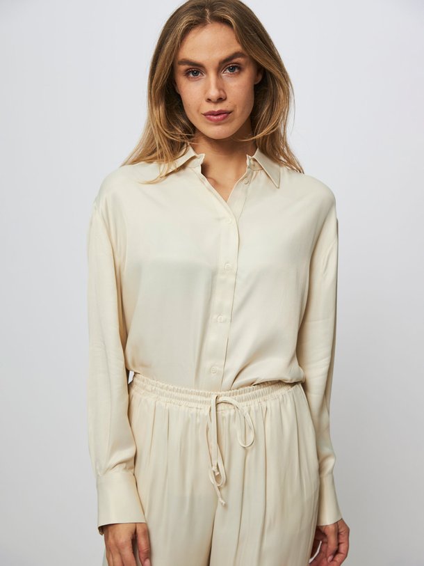 Ontdek de Louise viscose blouse van Alchemist in de kleur champagne bij Orangebag. Op werkdagen voor 21:45 besteld, morgen in huis.