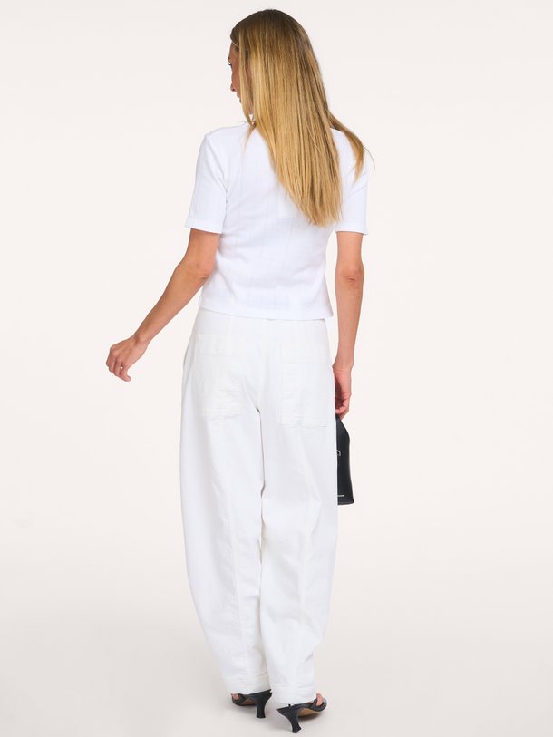 Ontdek de Sajuni organic cotton vest van Samsoe Samsoe in de kleur Wit bij Orangebag. Op werkdagen voor 21:45 besteld, morgen in huis.