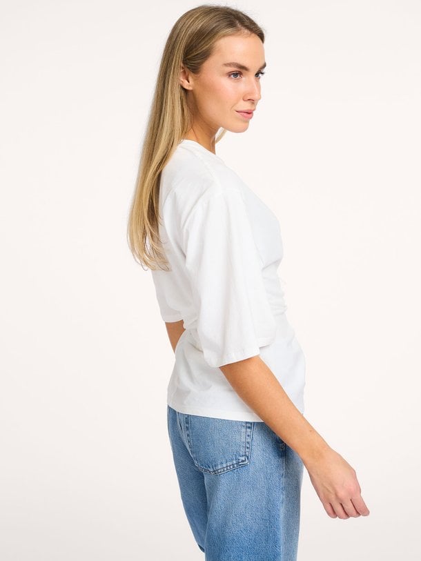 Ontdek de Dori katoenen T-shirt van Dante 6 in de kleur Off-white bij Orangebag. Op werkdagen voor 21:45 besteld, morgen in huis.