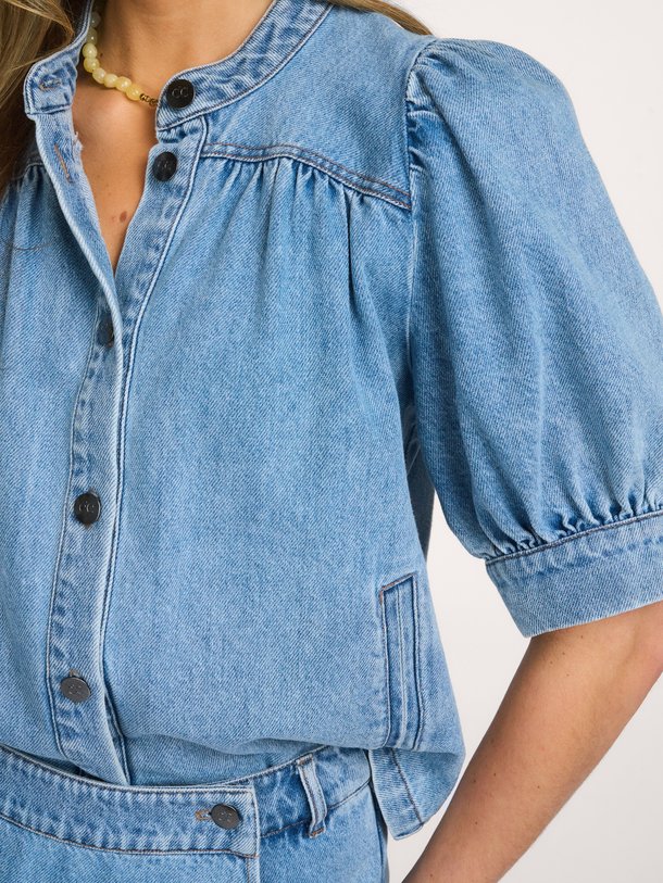 Ontdek de Asja denim blouse van Co'Couture in de kleur Blauw bij Orangebag. Op werkdagen voor 21:45 besteld, morgen in huis.