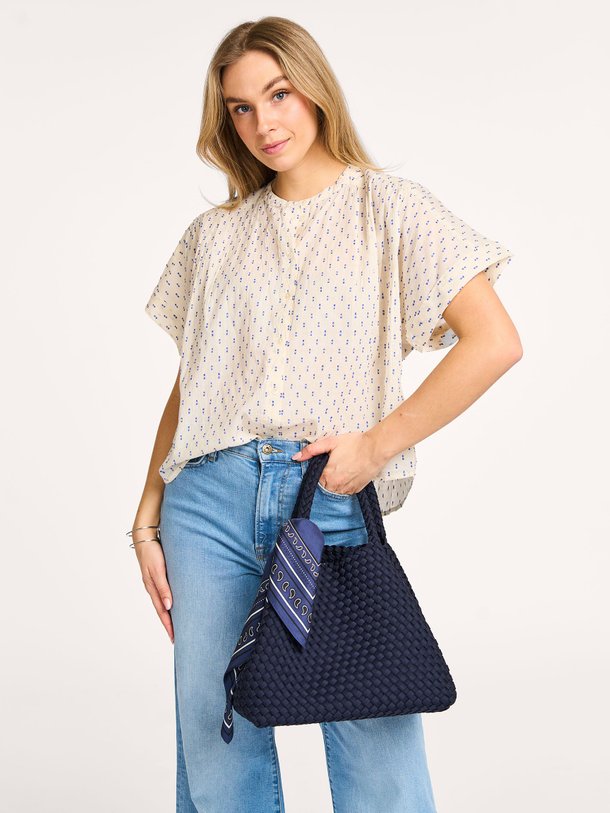 Ontdek de Alex katoenen blouse met dessin van By-Bar in de kleur blauw bij Orangebag. Op werkdagen voor 21:45 besteld, morgen in huis.