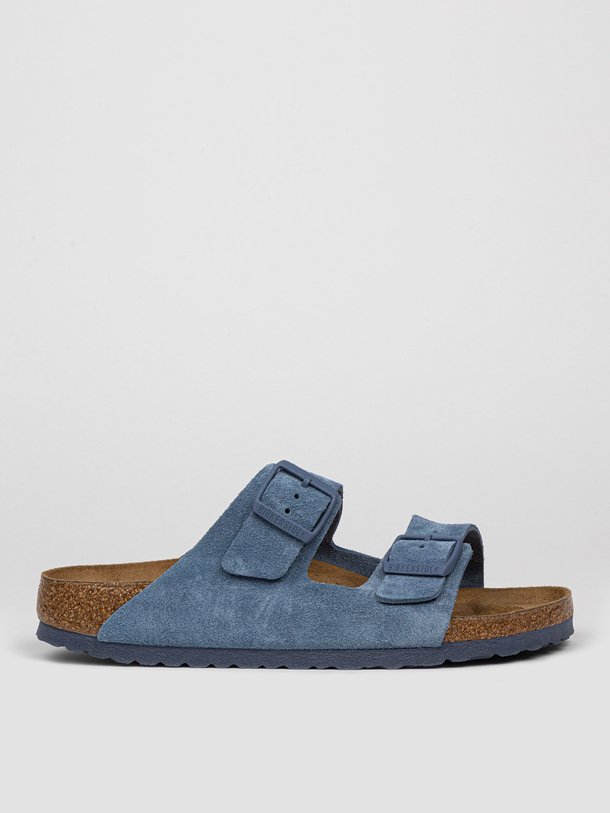 Ontdek de Arizona suède slippers van Birkenstock in de kleur blauw bij Orangebag. Op werkdagen voor 21:45 besteld, morgen in huis.
