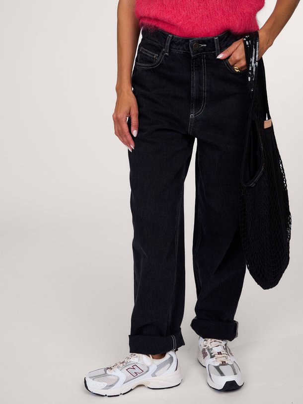 Ontdek de Yop mid waist straight fit jeans van American Vintage in de kleur zwart bij Orangebag. Op werkdagen voor 21:45 besteld, morgen in huis.