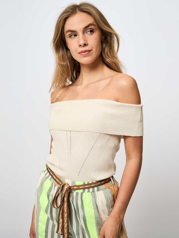 Ontdek de Viscosemix off-shoulder top met lurex van Summum in de kleur zand bij Orangebag. Op werkdagen voor 21:45 besteld, morgen in huis.