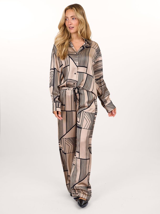 Ontdek de Delicate viscose blouse met print van Chptr-s in de kleur zand bij Orangebag. Op werkdagen voor 21:45 besteld, morgen in huis.