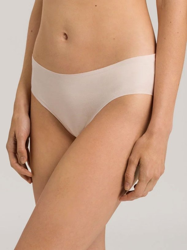 Ontdek de Midi Briefs Katoenmix invisible hipster van Hanro in de kleur poeder bij Orangebag. Op werkdagen voor 21:45 besteld, morgen in huis.