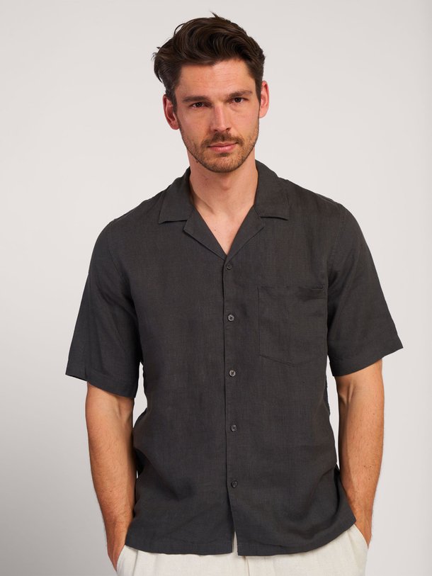 Ontdek de Oscar linnen overhemd van Samsoe Samsoe in de kleur antraciet bij Orangebag. Op werkdagen voor 21:45 besteld, morgen in huis.