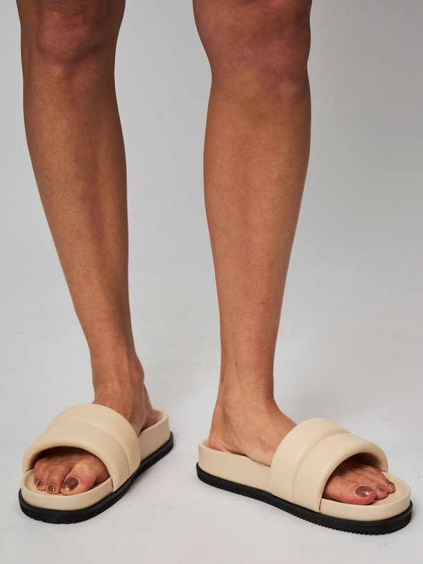 Ontdek de Lederen slippers van Closed in de kleur ecru bij Orangebag. Op werkdagen voor 21:45 besteld, morgen in huis.