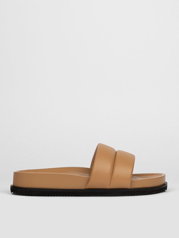 Ontdek de Lederen slippers van Closed in de kleur camel bij Orangebag. Op werkdagen voor 21:45 besteld, morgen in huis.