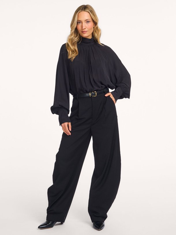 Ontdek de Anne viscose top van Anine Bing in de kleur Zwart bij Orangebag. Op werkdagen voor 21:45 besteld, morgen in huis.