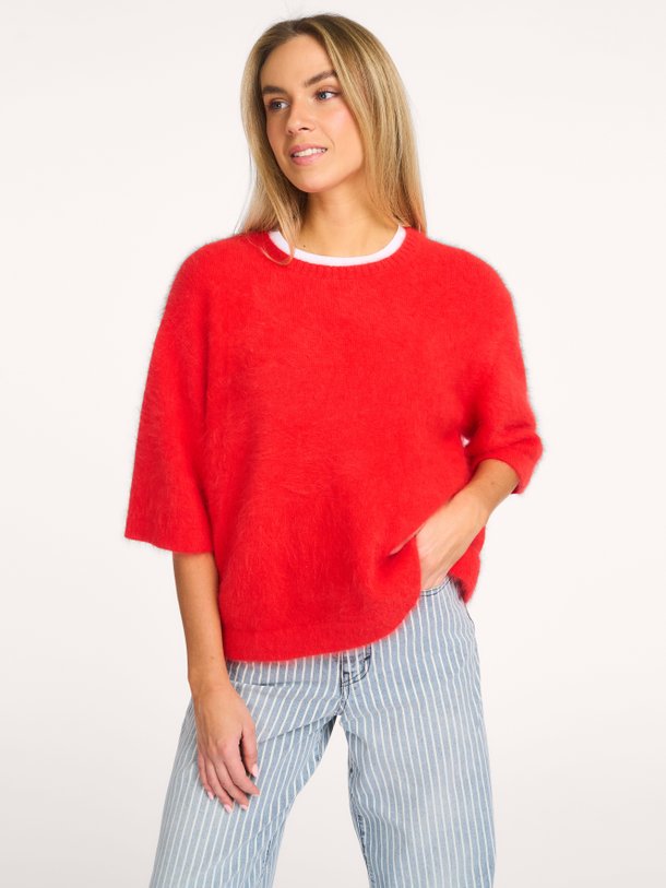 Ontdek de Dime angoramix trui van Bellerose in de kleur Rood bij Orangebag. Op werkdagen voor 21:45 besteld, morgen in huis.