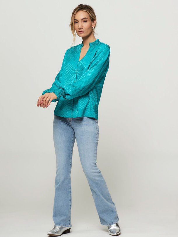 Ontdek de Kiara viscose blouse met dessin van Studio Anneloes in de kleur turquoise bij Orangebag. Op werkdagen voor 21:45 besteld, morgen in huis.