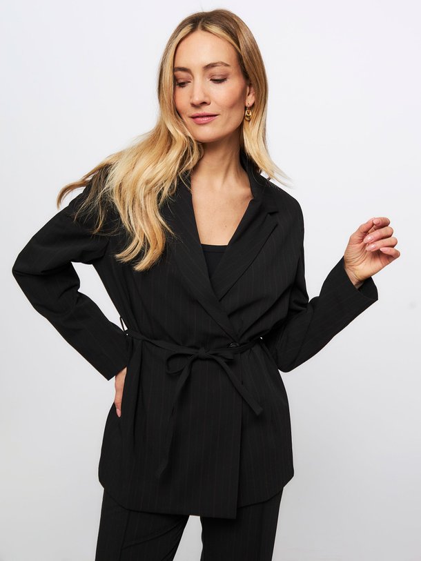 Ontdek de Salot viscosemix blazer met krijtstreep van Samsoe Samsoe in de kleur zwart bij Orangebag. Op werkdagen voor 21:45 besteld, morgen in huis.