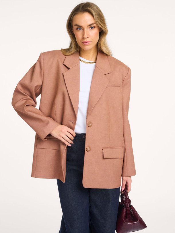 Ontdek de Paula viscosemix blazer van Gestuz in de kleur Bruin bij Orangebag. Op werkdagen voor 21:45 besteld, morgen in huis.