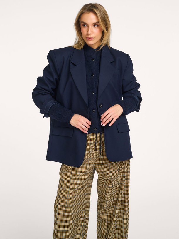 Ontdek de Paula viscosemix blazer van Gestuz in de kleur Donkerblauw bij Orangebag. Op werkdagen voor 21:45 besteld, morgen in huis.