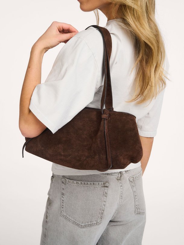 Ontdek de Rosalina suède handtas van Studio AR in de kleur Donkerbruin bij Orangebag. Op werkdagen voor 21:45 besteld, morgen in huis.