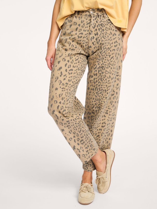 Ontdek de Kurtis mid waist barrel fit leopard jeans van Bellerose in de kleur Bruin bij Orangebag. Op werkdagen voor 21:45 besteld, morgen in huis.