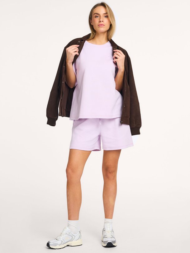 Ontdek de Aifa organic cotton mix short met logo van Modstrom in de kleur Lavendel bij Orangebag. Op werkdagen voor 21:45 besteld, morgen in huis.