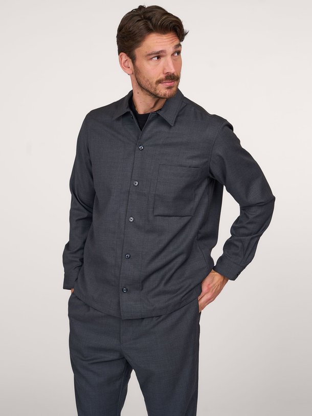 Ontdek de Sadamon wolmix overshirt van Samsoe Samsoe in de kleur donkergrijs bij Orangebag. Op werkdagen voor 21:45 besteld, morgen in huis.