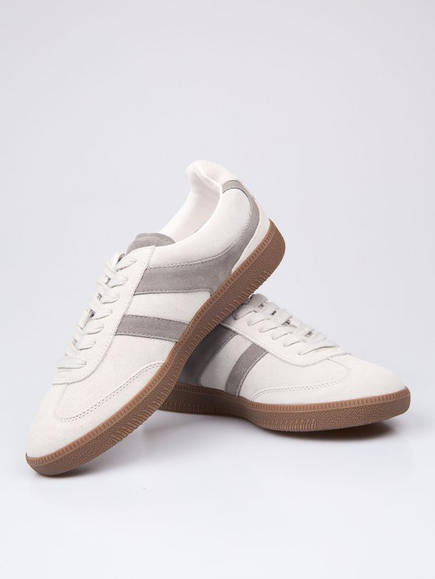 Ontdek de Suède sneakers van Sofie Schnoor in de kleur lichtgrijs bij Orangebag. Op werkdagen voor 21:45 besteld, morgen in huis.