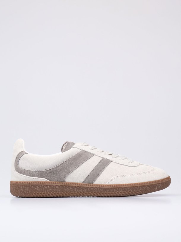 Ontdek de Suède sneakers van Sofie Schnoor in de kleur lichtgrijs bij Orangebag. Op werkdagen voor 21:45 besteld, morgen in huis.