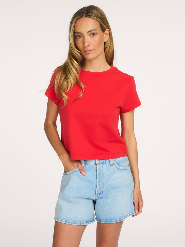 Agolde Adine Shrunken Tee Ontdek de ADINE SHRUNKEN TEE van Agolde bij Orangebag. Op werkdagen voor 21:45 besteld, morgen in huis.