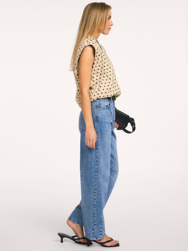 Ontdek de Ruthie mid waist barrel fit jeans van Co'Couture in de kleur Blauw bij Orangebag. Op werkdagen voor 21:45 besteld, morgen in huis.