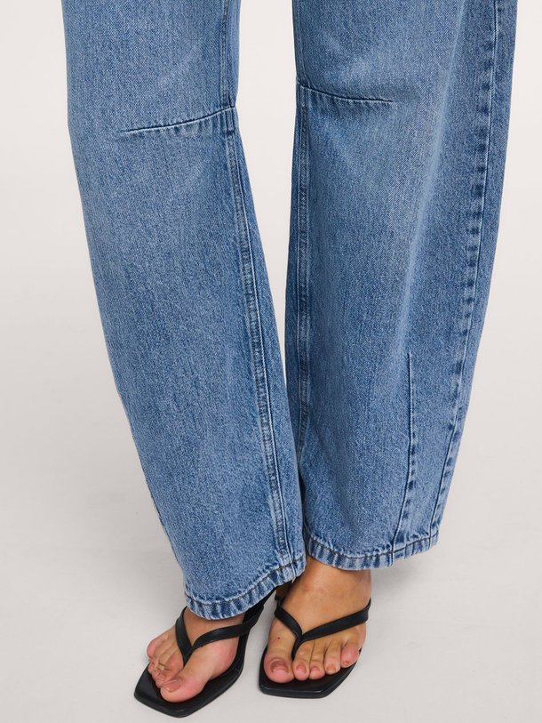 Ontdek de Ruthie mid waist barrel fit jeans van Co'Couture in de kleur Blauw bij Orangebag. Op werkdagen voor 21:45 besteld, morgen in huis.