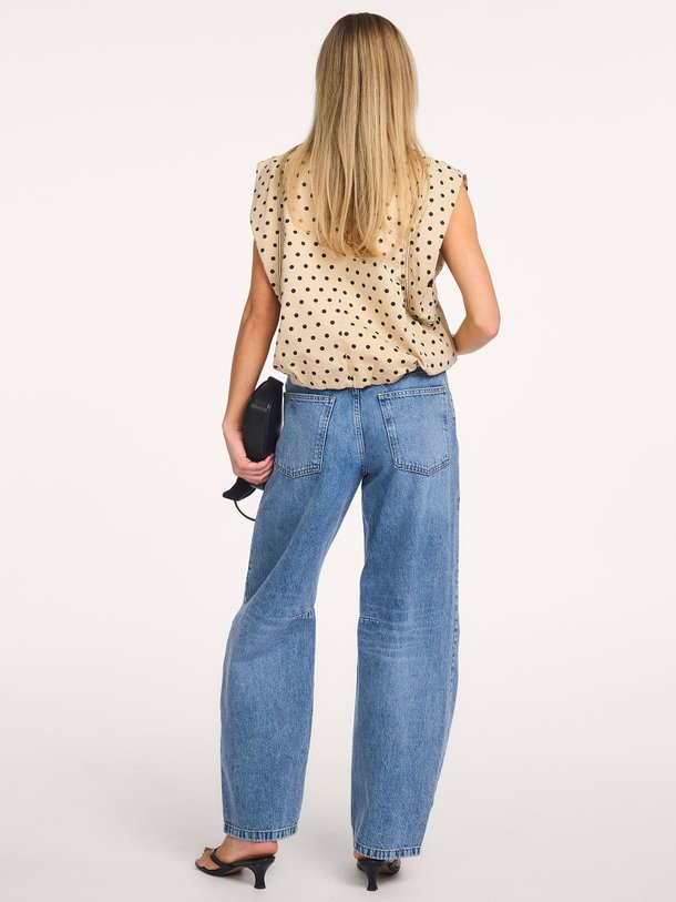 Ontdek de Ruthie mid waist barrel fit jeans van Co'Couture in de kleur Blauw bij Orangebag. Op werkdagen voor 21:45 besteld, morgen in huis.
