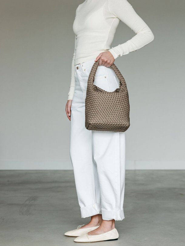 Ontdek de Gevlochtend bucket handtas van Marrea in de kleur taupe bij Orangebag. Op werkdagen voor 21:45 besteld, morgen in huis.