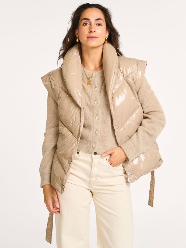 Ontdek de Levit geweven gewatteerde bodywarmer van Dante 6 in de kleur Taupe bij Orangebag. Op werkdagen voor 21:45 besteld, morgen in huis.