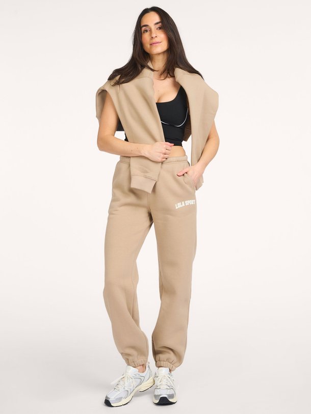 Ontdek de Jayla katoenmix joggingbroek van The Lola Club in de kleur Zand bij Orangebag. Op werkdagen voor 21:45 besteld, morgen in huis.