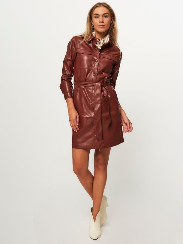 Ontdek de Tuline leatherlook doorknoopjurk van La Fee Maraboutee in de kleur bruin bij Orangebag. Op werkdagen voor 21:45 besteld, morgen in huis.