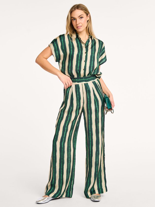 Ontdek de Benji viscosemix wide leg broek met print van By-Bar in de kleur donkergroen bij Orangebag. Op werkdagen voor 21:45 besteld, morgen in huis.