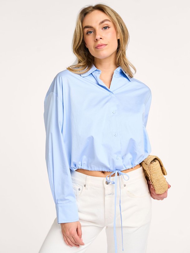 Ontdek de Parallel katoenen poplin blouse van Devotion in de kleur lichtblauw bij Orangebag. Op werkdagen voor 21:45 besteld, morgen in huis.